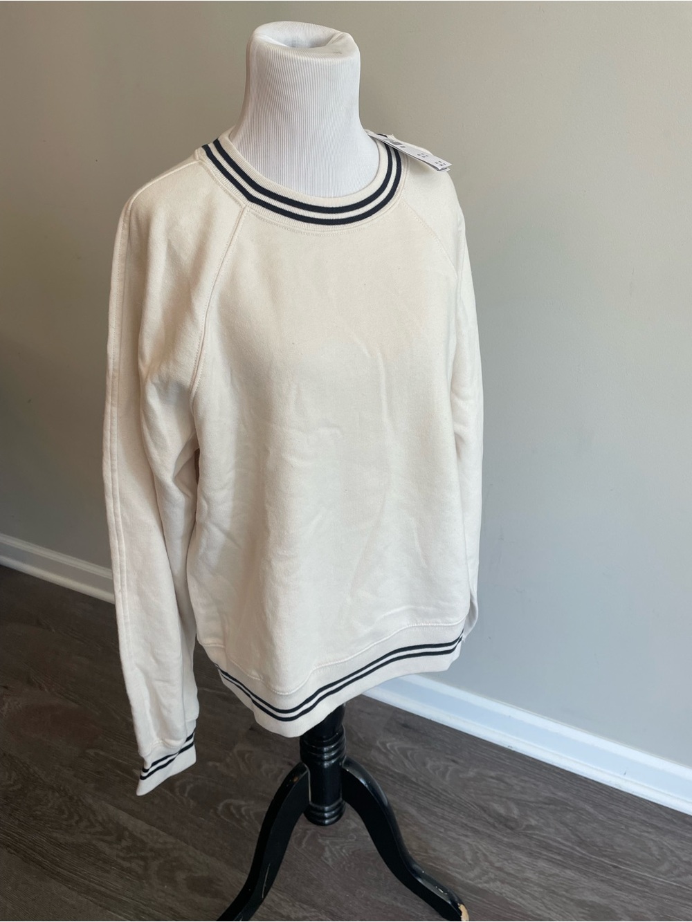 NWT Abercrombie & Fitch cream sweater with Navy accent Cute Casual Size M